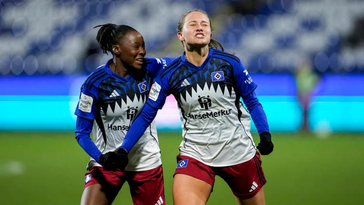 v.li.: Magou Doucoure (HSV, 2), Torschützin Camilla Linberg (HSV, 47), Spielerinnen vom Hamburger SV (HSV), jubeln über das Tor zum 0:1, Jubel, Torjubel, Torerfolg, celebrate the goal, goal, celebration, jubelt ueber das Tor, Freuen, Freude, freut sich, optimistisch, positiv, Spielszene, Highlight, Action, Aktion, 15.02.2026, Sinsheim (Hoffenheim) (Deutschland), Fussball, Google Pixel Frauen-Bundesliga, TSG 1899 Hoffenheim - Hamburger SV, DFB DFL REGULATIONS PROHIBIT ANY USE OF PHOTOGRAPHS AS IMAGE SEQUENCES AND OR QUASI-VIDEO.
