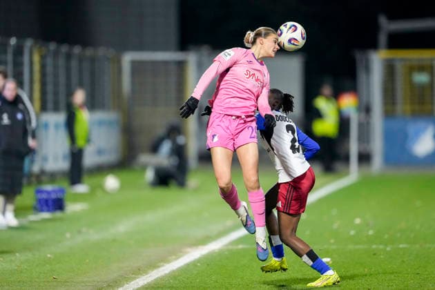 v.li.: Selina Cerci (TSG, 29), Magou Doucoure (HSV, 2), beim Kopfball, Kopfballduell, Spielszene, Zweikampf in der Luft, Aktion, Action, 15.02.2026, Sinsheim (Hoffenheim) (Deutschland), Fussball, Google Pixel Frauen-Bundesliga, TSG 1899 Hoffenheim - Hamburger SV, DFB DFL REGULATIONS PROHIBIT ANY USE OF PHOTOGRAPHS AS IMAGE SEQUENCES AND OR QUASI-VIDEO.