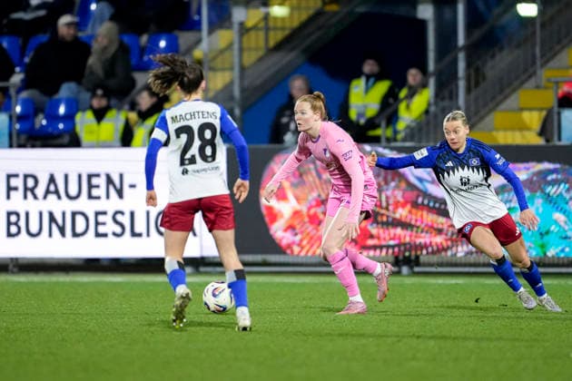 v.li.: Pauline Machtens (HSV, 28), Nikee van Dijk (TSG, 25), Sophie Hillebrand (HSV, 22), Zweikampf, Spielszene, Duell, duel, tackle, tackling, Dynamik, Action, Aktion, 15.02.2026, Sinsheim (Hoffenheim) (Deutschland), Fussball, Google Pixel Frauen-Bundesliga, TSG 1899 Hoffenheim - Hamburger SV, DFB DFL REGULATIONS PROHIBIT ANY USE OF PHOTOGRAPHS AS IMAGE SEQUENCES AND OR QUASI-VIDEO.