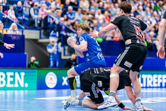 v.l. Lukas Hutecek (TBV Lemgo Lippe, 02), Maciej Gebala (HC Erlangen, 77), Florian Scheerer (HC Erlangen, 10) GER, TBV Lemgo Lippe vs. HC Erlangen, Handball, 1. Bundesliga, 21. Spieltag, Spielzeit 2025 2026, 15.02.2026 GER, TBV Lemgo Lippe vs. HC Erlangen, Handball, 1. Bundesliga, 21. Spieltag, Spielzeit 2025 2026, 15.02.2026 Lemgo Copyright: xEibner-Pressefoto JanxRollingerx EP_JSK