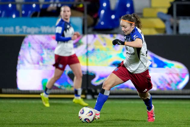 Melanie Brunnthaler (HSV, 11), am Ball, Freisteller, Ganzkörper, Einzelbild, Einzelfoto, Aktion, Action, 15.02.2026, Sinsheim (Hoffenheim) (Deutschland), Fussball, Google Pixel Frauen-Bundesliga, TSG 1899 Hoffenheim - Hamburger SV, DFB DFL REGULATIONS PROHIBIT ANY USE OF PHOTOGRAPHS AS IMAGE SEQUENCES AND OR QUASI-VIDEO.