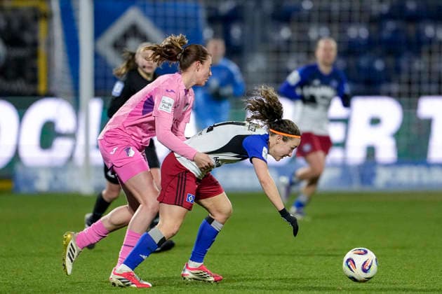 v.li.: Lisa Doorn (TSG, 14), Melanie Brunnthaler (HSV, 11), Zweikampf, Spielszene, Duell, duel, tackle, tackling, Dynamik, Action, Aktion, 15.02.2026, Sinsheim (Hoffenheim) (Deutschland), Fussball, Google Pixel Frauen-Bundesliga, TSG 1899 Hoffenheim - Hamburger SV, DFB DFL REGULATIONS PROHIBIT ANY USE OF PHOTOGRAPHS AS IMAGE SEQUENCES AND OR QUASI-VIDEO.