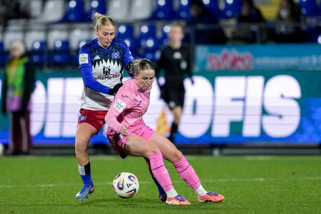 v.li.: Paulina Bartz (HSV, 37), Laura Gloning (TSG, 20), Zweikampf, Spielszene, Duell, duel, tackle, tackling, Dynamik, Action, Aktion, 15.02.2026, Sinsheim (Hoffenheim) (Deutschland), Fussball, Google Pixel Frauen-Bundesliga, TSG 1899 Hoffenheim - Hamburger SV, DFB DFL REGULATIONS PROHIBIT ANY USE OF PHOTOGRAPHS AS IMAGE SEQUENCES AND OR QUASI-VIDEO.