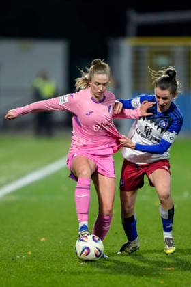 v.li.: Valesca Ampoorter (TSG, 18), Pauline Machtens (HSV, 28), Zweikampf, Spielszene, Duell, duel, tackle, tackling, Dynamik, Action, Aktion, 15.02.2026, Sinsheim (Hoffenheim) (Deutschland), Fussball, Google Pixel Frauen-Bundesliga, TSG 1899 Hoffenheim - Hamburger SV, DFB DFL REGULATIONS PROHIBIT ANY USE OF PHOTOGRAPHS AS IMAGE SEQUENCES AND OR QUASI-VIDEO.