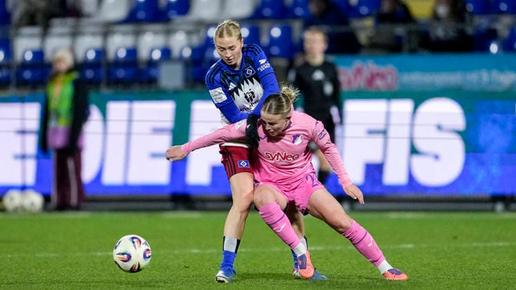 v.li.: Paulina Bartz (HSV, 37), Laura Gloning (TSG, 20), Zweikampf, Spielszene, Duell, duel, tackle, tackling, Dynamik, Action, Aktion, 15.02.2026, Sinsheim (Hoffenheim) (Deutschland), Fussball, Google Pixel Frauen-Bundesliga, TSG 1899 Hoffenheim - Hamburger SV, DFB DFL REGULATIONS PROHIBIT ANY USE OF PHOTOGRAPHS AS IMAGE SEQUENCES AND OR QUASI-VIDEO.