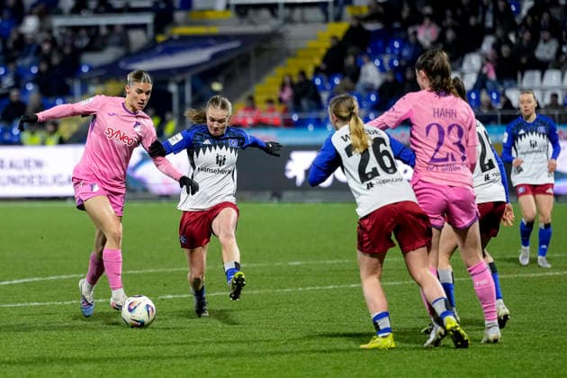 v.li.: Selina Cerci (TSG, 29), Annaleen Böhler (HSV, 6), Zweikampf, Spielszene, Duell, duel, tackle, tackling, Dynamik, Action, Aktion, 15.02.2026, Sinsheim (Hoffenheim) (Deutschland), Fussball, Google Pixel Frauen-Bundesliga, TSG 1899 Hoffenheim - Hamburger SV, DFB DFL REGULATIONS PROHIBIT ANY USE OF PHOTOGRAPHS AS IMAGE SEQUENCES AND OR QUASI-VIDEO.
