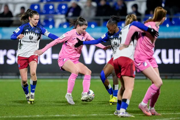 v.li.: Pauline Machtens (HSV, 28), Chiara Hahn (TSG, 23), Magou Doucoure (HSV, 2), Zweikampf, Spielszene, Duell, duel, tackle, tackling, Dynamik, Action, Aktion, 15.02.2026, Sinsheim (Hoffenheim) (Deutschland), Fussball, Google Pixel Frauen-Bundesliga, TSG 1899 Hoffenheim - Hamburger SV, DFB DFL REGULATIONS PROHIBIT ANY USE OF PHOTOGRAPHS AS IMAGE SEQUENCES AND OR QUASI-VIDEO.