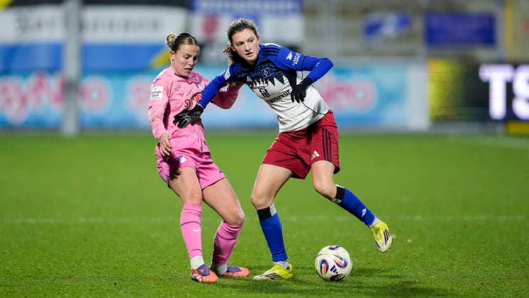 v.li.: Laura Gloning (TSG, 20), Lotta Wrede (HSV, 32), Zweikampf, Spielszene, Duell, duel, tackle, tackling, Dynamik, Action, Aktion, 15.02.2026, Sinsheim (Hoffenheim) (Deutschland), Fussball, Google Pixel Frauen-Bundesliga, TSG 1899 Hoffenheim - Hamburger SV, DFB DFL REGULATIONS PROHIBIT ANY USE OF PHOTOGRAPHS AS IMAGE SEQUENCES AND OR QUASI-VIDEO.