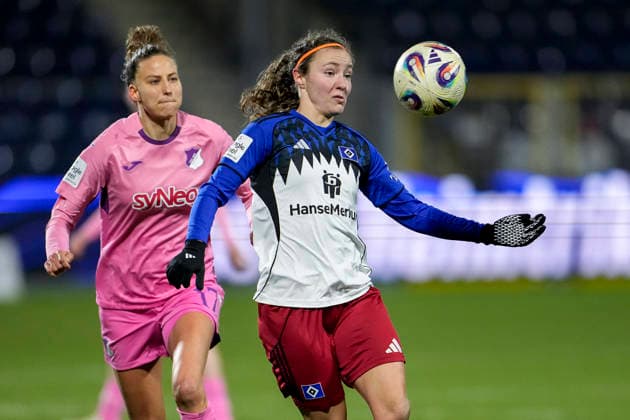 v.li.: Franziska Harsch (TSG, 17), Melanie Brunnthaler (HSV, 11), Zweikampf, Spielszene, Duell, duel, tackle, tackling, Dynamik, Action, Aktion, 15.02.2026, Sinsheim (Hoffenheim) (Deutschland), Fussball, Google Pixel Frauen-Bundesliga, TSG 1899 Hoffenheim - Hamburger SV, DFB DFL REGULATIONS PROHIBIT ANY USE OF PHOTOGRAPHS AS IMAGE SEQUENCES AND OR QUASI-VIDEO.