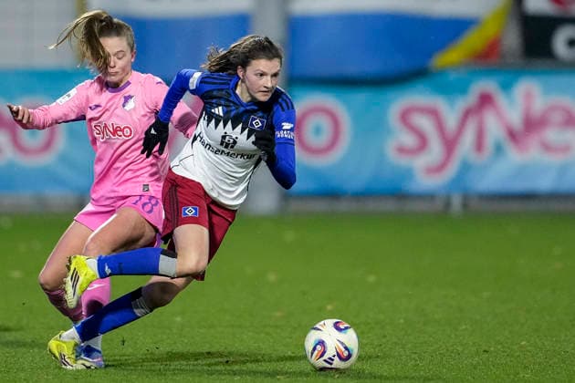 v.li.: Valesca Ampoorter (TSG, 18), Lotta Wrede (HSV, 32), Zweikampf, Spielszene, Duell, duel, tackle, tackling, Dynamik, Action, Aktion, 15.02.2026, Sinsheim (Hoffenheim) (Deutschland), Fussball, Google Pixel Frauen-Bundesliga, TSG 1899 Hoffenheim - Hamburger SV, DFB DFL REGULATIONS PROHIBIT ANY USE OF PHOTOGRAPHS AS IMAGE SEQUENCES AND OR QUASI-VIDEO.