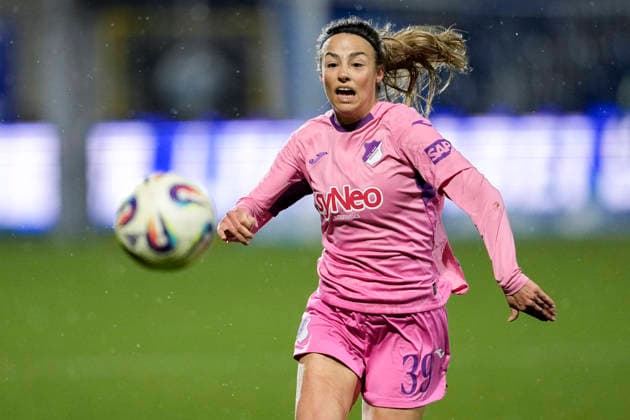 Christina Alp (TSG, 39), am Ball, Einzelbild, Einzelfoto, Aktion, Action, 15.02.2026, Sinsheim (Hoffenheim) (Deutschland), Fussball, Google Pixel Frauen-Bundesliga, TSG 1899 Hoffenheim - Hamburger SV, DFB DFL REGULATIONS PROHIBIT ANY USE OF PHOTOGRAPHS AS IMAGE SEQUENCES AND OR QUASI-VIDEO.