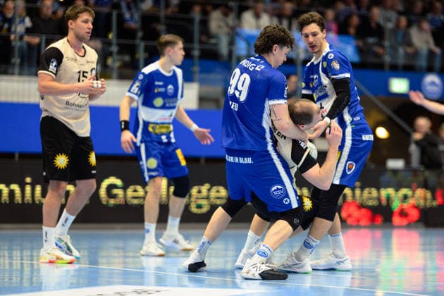 Fynn Hangstein (Bergischer HC, 10) wird von seinen EX-Kollegen in die Zange genommen. Tillman Leu (ThSV Eisenach, 99), Philipp Meyer (ThSV Eisenach, 27), Lars Mitchell Kooij (Bergischer HC, 15) GER, ThSV Eisenach gegen Bergischer HC, 1. Daikin Handballbundesliga, Handball, 21.Spieltag, Saison 2025 2026, 16.02.2026 GER, ThSV Eisenach gegen Bergischer HC, 1. Daikin Handballbundesliga, Handball, 21.Spieltag, Saison 2025 2026, 16.02.2026 Eisenach Copyright: xEibner-Pressefoto MartinxHerbstx EP_MHT