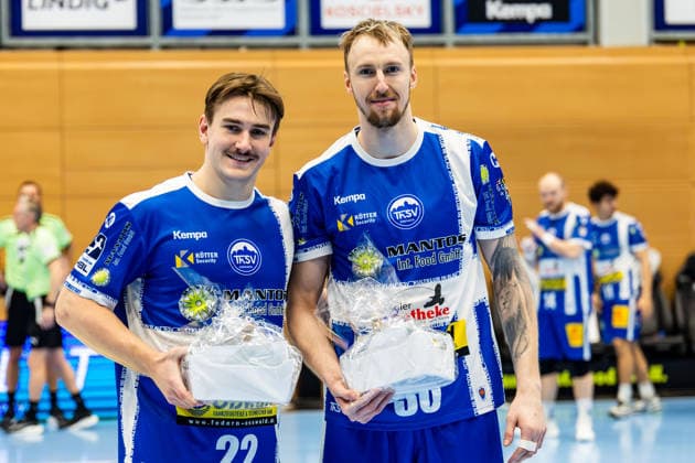 16.02.206, GER, Handball, Maenner, Saison 25 26, Daikin 1.Bl, 21.Spieltag, ThSV Eisenach - Bergischer HC Dominik Solak (ThSV Eisenach,30), Felix Aellen (ThSV Eisenach,22) bekommen eine Ehrung durch Rene Witte (Geschaeftsfuehrer Manager ThSV Eisenach) für die EM Teilnahme überreicht 99817 Eisenach Werner-Assmann-Halle Am Sportp Thueringen Deutschland