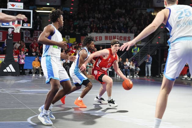 Justinian Jessup (FC Bayern Basketball, 10) mit Isaiah Swope (Skyliners Frankfurt, 01) und Nahiem Alleyne (Skyliners Frankfurt, 04), GER, FC Bayern Basketball vs. Skyliners Frankfurt, Basketball, easycredit Basketball Bundesliga, 21. Spieltag, Saison 2025 2026, 17.02.2026, GER, FC Bayern Basketball vs. Skyliners Frankfurt, Basketball, easycredit Basketball Bundesliga, 21. Spieltag, Saison 2025 2026, 17.02.2026 Muenchen Copyright: xEibner-Pressefoto JennixMaulx EP_JML