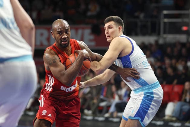 Isiaha Mike (FC Bayern Basketball, 22) mit Ryan Hawkins (Skyliners Frankfurt, 33), GER, FC Bayern Basketball vs. Skyliners Frankfurt, Basketball, easycredit Basketball Bundesliga, 21. Spieltag, Saison 2025 2026, 17.02.2026, GER, FC Bayern Basketball vs. Skyliners Frankfurt, Basketball, easycredit Basketball Bundesliga, 21. Spieltag, Saison 2025 2026, 17.02.2026 Muenchen Copyright: xEibner-Pressefoto JennixMaulx EP_JML