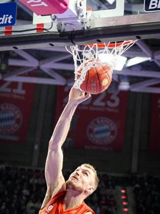 Niels Giffey 5 (FC Bayern Muenchen Basketball) mit einem Dunking, stopft den Ball in den Korb, FC Bayern Muenchen Basketball vs. Skyliners Frankfurt, easycredit-BBL, BBL, Basketball, Maenner, Saison 2025 2025, Regulaere Saison, 21. Spieltag, 17.02.2026 Muenchen Bayern Deutschland