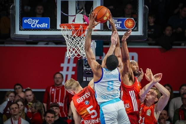 William Christmas 8 (Skyliners Frankfurt) mit einem Dunking, gegen Niels Giffey 5 (FC Bayern Muenchen Basketball) und Isiaha Mike 22 (FC Bayern Muenchen Basketball), FC Bayern Muenchen Basketball vs. Skyliners Frankfurt, easycredit-BBL, BBL, Basketball, Maenner, Saison 2025 2025, Regulaere Saison, 21. Spieltag, 17.02.2026 Muenchen Bayern Deutschland