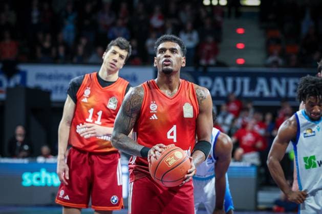 Xavier Rathan-Mayes 4 (FC Bayern Muenchen Basketball) bei einem Freiwurf, mit Vladimir Lucic 11 (FC Bayern Muenchen Basketball), FC Bayern Muenchen Basketball vs. Skyliners Frankfurt, easycredit-BBL, BBL, Basketball, Maenner, Saison 2025 2025, Regulaere Saison, 21. Spieltag, 17.02.2026 Muenchen Bayern Deutschland