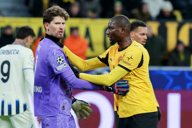 Torhueter Gregor Kobel (Borussia Dortmund) und Serhou Guirassy (Borussia Dortmund) unterhalten sich, UEFA Champions League 2025 26 League Knockout Play-off First Leg, Borussia Dortmund v Atalanta BC, BVB Stadion Dortmund am 17. February 2026 in Dortmund, Germany. (Foto von Marco Steinbrenner DeFodi Images) Torhueter Gregor Kobel (Borussia Dortmund) und Serhou Guirassy (Borussia Dortmund) talk together, UEFA Champions League 2025 26 League Knockout Play-off First Leg, Borussia Dortmund v Atalanta BC, BVB Stadion Dortmund, February 17, 2026 in Dortmund, Germany. (Photo by Marco Steinbrenner DeFodi Images) -