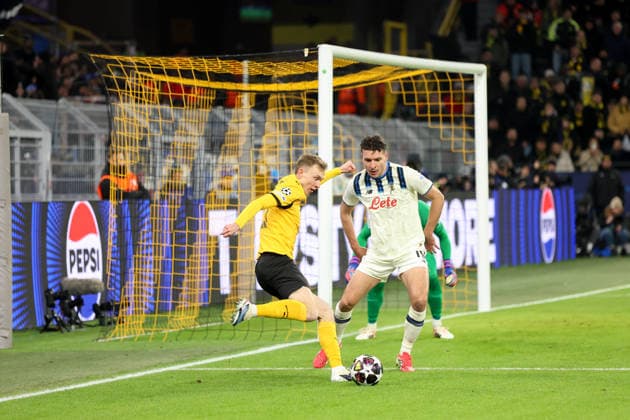 Zweikampf zwischen Maximilian Beier (Borussia Dortmund) und Berat Djimsiti (Atalanta Bergamo) GER, Borussia Dortmund gegen Atalanta Bergamo, Fussball, Champions League, Play-off, Spielzeit 2025 2026, 17.02.2026 GER, Borussia Dortmund gegen Atalanta Bergamo, Fussball, Champions League, Play-off, Spielzeit 2025 2026, 17.02.2026 Dortmund Copyright: xEibner-Pressefoto FrankxZeisingx EP_FZG