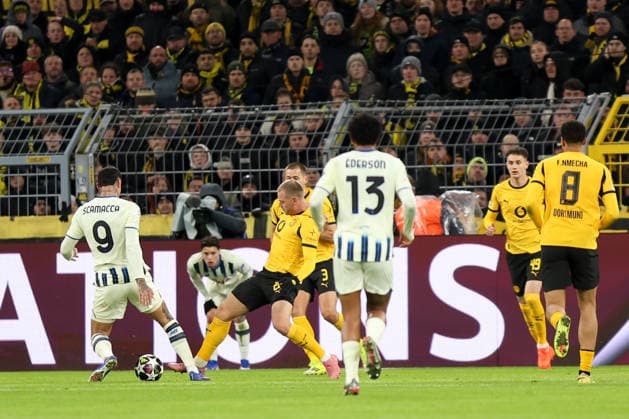 Zweikampf zwischen Julian Ryerson (Borussia Dortmund) und Gianluca Scamacca (Atalanta Bergamo) GER, Borussia Dortmund gegen Atalanta Bergamo, Fussball, Champions League, Play-off, Spielzeit 2025 2026, 17.02.2026 GER, Borussia Dortmund gegen Atalanta Bergamo, Fussball, Champions League, Play-off, Spielzeit 2025 2026, 17.02.2026 Dortmund Copyright: xEibner-Pressefoto FrankxZeisingx EP_FZG