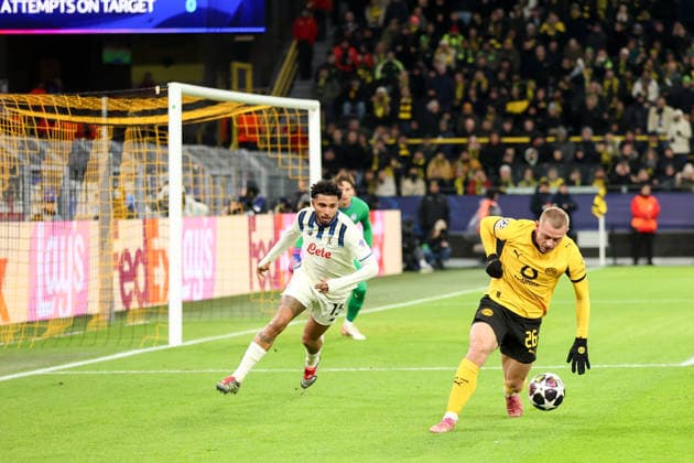 Julian Ryerson (Borussia Dortmund), Ederson (Atalanta Bergamo) GER, Borussia Dortmund gegen Atalanta Bergamo, Fussball, Champions League, Play-off, Spielzeit 2025 2026, 17.02.2026 GER, Borussia Dortmund gegen Atalanta Bergamo, Fussball, Champions League, Play-off, Spielzeit 2025 2026, 17.02.2026 Dortmund Copyright: xEibner-Pressefoto FrankxZeisingx EP_FZG