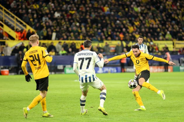 Ramy Bensebaini (Borussia Dortmund) , Davide Zappacosta (Atalanta Bergamo), Daniel Svensson (Borussia Dortmund) GER, Borussia Dortmund gegen Atalanta Bergamo, Fussball, Champions League, Play-off, Spielzeit 2025 2026, 17.02.2026 GER, Borussia Dortmund gegen Atalanta Bergamo, Fussball, Champions League, Play-off, Spielzeit 2025 2026, 17.02.2026 Dortmund Copyright: xEibner-Pressefoto FrankxZeisingx EP_FZG