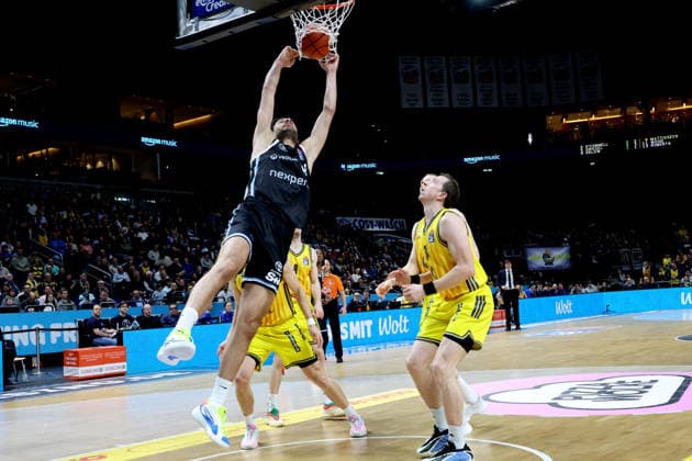 DEU, easyCredit BBL, ALBA vs. Hamburg, 17.02.2026, Uber-Arena, Berlin, DEU, easyCredit BBL, ALBA vs. Hamburg, im Bild dunking von h44, Justin Bean (ALBA Berlin 34)