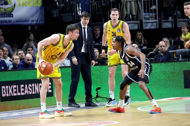 DEU, easyCredit BBL, ALBA vs. Hamburg, 17.02.2026, Uber-Arena, Berlin, DEU, easyCredit BBL, ALBA vs. Hamburg, im Bild JONAS MATTISSECK (ALBA Berlin 9), CHEFTRAINER Pedro Calles (ALBA Berlin), Justin Bean (ALBA Berlin 34), Ross Williams (Hamburg Towers 34)
