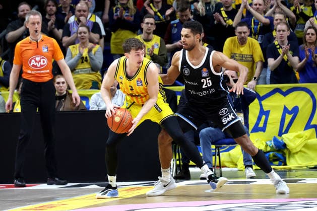 DEU, easyCredit BBL, ALBA vs. Hamburg, 17.02.2026, Uber-Arena, Berlin, DEU, easyCredit BBL, ALBA vs. Hamburg, im Bild Alex OÕConnell (ALBA Berlin 3), Kenneth Ogbe (Hamburg Towers 25)
