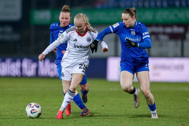 v.li.: Lilly Bartke (SV Meppen, 24), Keira Bednorz (Eintracht Frankfurt II, 23) und Marleen Kropp (SV Meppen, 9) im Zweikampf, Duell, Dynamik, Aktion, Action, Spielszene, DIE DFB-RICHTLINIEN UNTERSAGEN JEGLICHE NUTZUNG VON FOTOS ALS SEQUENZBILDER UND ODER VIDEOÄHNLICHE FOTOSTRECKEN. DFB REGULATIONS PROHIBIT ANY USE OF PHOTOGRAPHS AS IMAGE SEQUENCES AND OR QUASI-VIDEO., 18.02.2026, Meppen (Deutschland), Fussball, 2. Frauen-Bundesliga, SV Meppen - Eintracht Frankfurt II