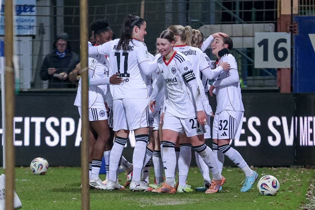 Spielerinnen von Eintracht Frankfurt II mit Torjubel, Jubel, jubeln, jubelt, optimistisch, Spielszene, Highlight, Freude über das Tor zum 0:1, DIE DFB-RICHTLINIEN UNTERSAGEN JEGLICHE NUTZUNG VON FOTOS ALS SEQUENZBILDER UND ODER VIDEOÄHNLICHE FOTOSTRECKEN. DFB REGULATIONS PROHIBIT ANY USE OF PHOTOGRAPHS AS IMAGE SEQUENCES AND OR QUASI-VIDEO., 18.02.2026, Meppen (Deutschland), Fussball, 2. Frauen-Bundesliga, SV Meppen - Eintracht Frankfurt II