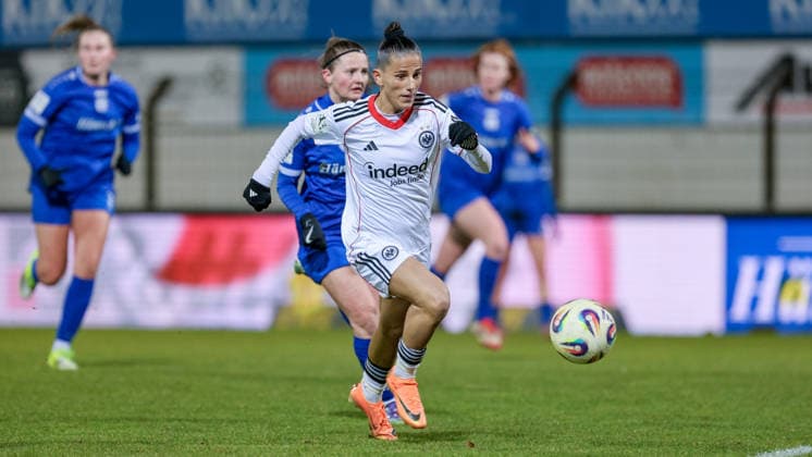Valentina Limani (Eintracht Frankfurt II, 9) am Ball, Einzelbild, Ganzkörper, Aktion, Action, Spielszene, DIE DFB-RICHTLINIEN UNTERSAGEN JEGLICHE NUTZUNG VON FOTOS ALS SEQUENZBILDER UND ODER VIDEOÄHNLICHE FOTOSTRECKEN. DFB REGULATIONS PROHIBIT ANY USE OF PHOTOGRAPHS AS IMAGE SEQUENCES AND OR QUASI-VIDEO., 18.02.2026, Meppen (Deutschland), Fussball, 2. Frauen-Bundesliga, SV Meppen - Eintracht Frankfurt II