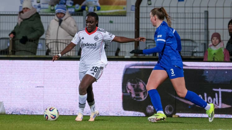 v.li.: Mira Arouna (Eintracht Frankfurt II, 28) und Nina Rolfes (SV Meppen, 3) im Zweikampf, Duell, Dynamik, Aktion, Action, Spielszene, DIE DFB-RICHTLINIEN UNTERSAGEN JEGLICHE NUTZUNG VON FOTOS ALS SEQUENZBILDER UND ODER VIDEOÄHNLICHE FOTOSTRECKEN. DFB REGULATIONS PROHIBIT ANY USE OF PHOTOGRAPHS AS IMAGE SEQUENCES AND OR QUASI-VIDEO., 18.02.2026, Meppen (Deutschland), Fussball, 2. Frauen-Bundesliga, SV Meppen - Eintracht Frankfurt II