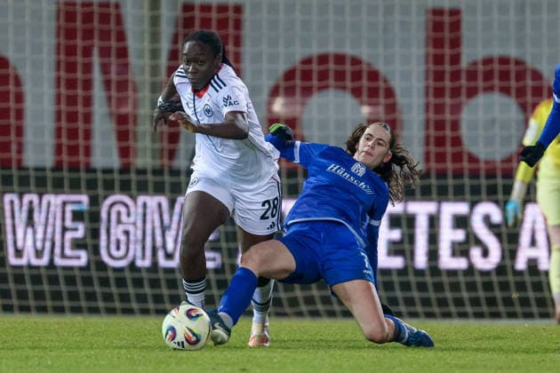 v.li.: Mira Arouna (Eintracht Frankfurt II, 28) und Marie Bleil (SV Meppen, 7) im Zweikampf, Duell, Dynamik, Aktion, Action, Spielszene, DIE DFB-RICHTLINIEN UNTERSAGEN JEGLICHE NUTZUNG VON FOTOS ALS SEQUENZBILDER UND ODER VIDEOÄHNLICHE FOTOSTRECKEN. DFB REGULATIONS PROHIBIT ANY USE OF PHOTOGRAPHS AS IMAGE SEQUENCES AND OR QUASI-VIDEO., 18.02.2026, Meppen (Deutschland), Fussball, 2. Frauen-Bundesliga, SV Meppen - Eintracht Frankfurt II