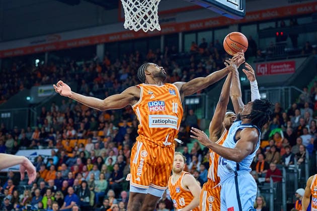 Rebound Malik Osborne (ratiopharm ulm, 10) gegen Chris Clemons (EWE Baskets Oldenburg, 03) GER, ratiopharm ulm vs. EWE Baskets Oldenburg, Basketball, 19. Spieltag, EasyCredit BBL, Spielzeit 2025 2026, 18.02.2026 GER, ratiopharm ulm vs. EWE Baskets Oldenburg, Basketball, 19. Spieltag, EasyCredit BBL, Spielzeit 2025 2026, 18.02.2026 Neu-Ulm Copyright: xEibner-Pressefoto GeraldxOelze-dexStoppanyx EP_ODS