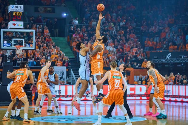 Joel Soriano (ratiopharm ulm, 12) gewinnt TippOff gegen Joel Harms (EWE Baskets Oldenburg, 20) GER, ratiopharm ulm vs. EWE Baskets Oldenburg, Basketball, 19. Spieltag, EasyCredit BBL, Spielzeit 2025 2026, 18.02.2026 GER, ratiopharm ulm vs. EWE Baskets Oldenburg, Basketball, 19. Spieltag, EasyCredit BBL, Spielzeit 2025 2026, 18.02.2026 Neu-Ulm Copyright: xEibner-Pressefoto GeraldxOelze-dexStoppanyx EP_ODS