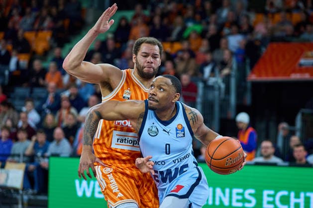Zweikampf, Duell zwischen Christopher Ledlum (ratiopharm ulm, 04) und Kyle Lofton (EWE Baskets Oldenburg, 00) GER, ratiopharm ulm vs. EWE Baskets Oldenburg, Basketball, 19. Spieltag, EasyCredit BBL, Spielzeit 2025 2026, 18.02.2026 GER, ratiopharm ulm vs. EWE Baskets Oldenburg, Basketball, 19. Spieltag, EasyCredit BBL, Spielzeit 2025 2026, 18.02.2026 Neu-Ulm Copyright: xEibner-Pressefoto GeraldxOelze-dexStoppanyx EP_ODS