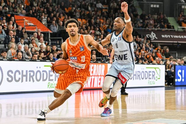 GER, BBL, ratiopharm Ulm vs EWE Baskets Oldenburg 18.02.2026, ratiopharm arena, Neu-Ulm, GER, BBL, ratiopharm Ulm vs EWE Baskets Oldenburg, im Bild Mark Smith (Ulm, 13), Kyle Lofton (Oldenburg, 0)