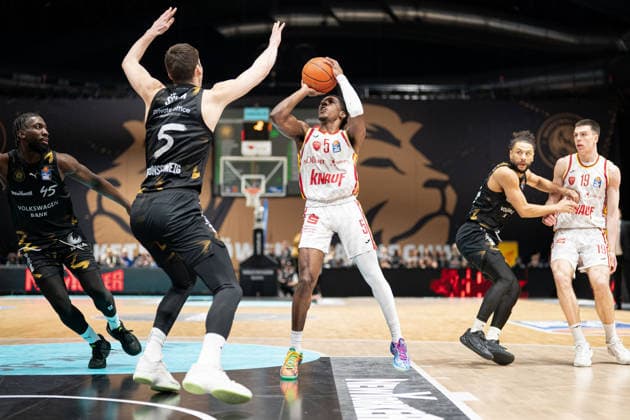 Marcus Carr (Nr. 5 Wuerzburg Baskets) gegen Luka Scuka (Nr. 5 Basketball Loewen Braunschweig) GER, Basketball Loewen Braunschweig gegen Wuerzburg Baskets, Basketball, easyCredit BBL, Spieltag 21, Spielzeit 2025 26, 18.02.2026 GER, Basketball Loewen Braunschweig gegen Wuerzburg Baskets, Basketball, easyCredit BBL, Spieltag 21, Spielzeit 2025 26, 18.02.2026 Braunschweig Copyright: xEibner-Pressefoto DanielxREINELTx EP_DRT