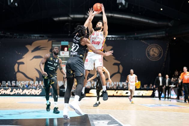 Davion Mintz (Nr. 10 Wuerzburg Baskets) gegen Chip Flanigan (Nr. 30 Basketball Loewen Braunschweig) GER, Basketball Loewen Braunschweig gegen Wuerzburg Baskets, Basketball, easyCredit BBL, Spieltag 21, Spielzeit 2025 26, 18.02.2026 GER, Basketball Loewen Braunschweig gegen Wuerzburg Baskets, Basketball, easyCredit BBL, Spieltag 21, Spielzeit 2025 26, 18.02.2026 Braunschweig Copyright: xEibner-Pressefoto DanielxREINELTx EP_DRT