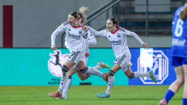 v.li.: Torschützin Tessa Zimmermann (Eintracht Frankfurt II, 27) und Emma Memminger (Eintracht Frankfurt II, 32) mit Torjubel, Jubel, jubeln, jubelt, optimistisch, Spielszene, Highlight, Freude über das Tor zum 1:2, DIE DFB-RICHTLINIEN UNTERSAGEN JEGLICHE NUTZUNG VON FOTOS ALS SEQUENZBILDER UND ODER VIDEOÄHNLICHE FOTOSTRECKEN. DFB REGULATIONS PROHIBIT ANY USE OF PHOTOGRAPHS AS IMAGE SEQUENCES AND OR QUASI-VIDEO., 18.02.2026, Meppen (Deutschland), Fussball, 2. Frauen-Bundesliga, SV Meppen - Eintracht Frankfurt II