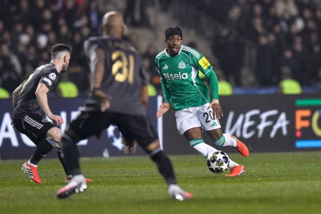 Anthony Elanga of Newcastle United Football Club passes the ball Qarabag v Newcastle United, UEFA Champions League, Knockout Round Play-Offs, First Leg, Football, Tofig Bahramov Republican Stadium, Baku, Azerbaijan - 18 Feb 2026Baku Tofig Bahramov Republican Stadiu Azerbaijan EDITORIAL USE ONLY No use with unauthorised audio, video, data, fixture lists, club league logos or live services. Online in-match use limited to 120 images, no video emulation. No use in betting, games or single club league player publications. Copyright: xElmirxKarimov Shutterstockx 16660416y