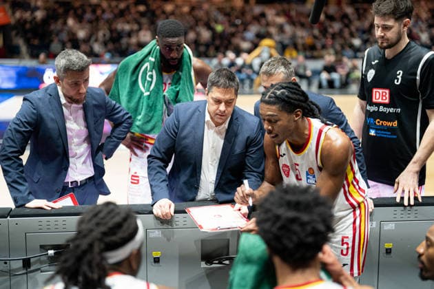 Marcus Carr (Nr. 5 Wuerzburg Baskets) und Sasa Filipovski (Headcoach Wuerzburg Baskets) bei einer Auszeit GER, Basketball Loewen Braunschweig gegen Wuerzburg Baskets, Basketball, easyCredit BBL, Spieltag 21, Spielzeit 2025 26, 18.02.2026 GER, Basketball Loewen Braunschweig gegen Wuerzburg Baskets, Basketball, easyCredit BBL, Spieltag 21, Spielzeit 2025 26, 18.02.2026 Braunschweig Copyright: xEibner-Pressefoto DanielxREINELTx EP_DRT