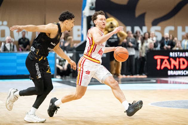 Brae Ivey (Nr. 11 Wuerzburg Baskets) gegen Grant Sherfield (Nr. 25 Basketball Loewen Braunschweig) GER, Basketball Loewen Braunschweig gegen Wuerzburg Baskets, Basketball, easyCredit BBL, Spieltag 21, Spielzeit 2025 26, 18.02.2026 GER, Basketball Loewen Braunschweig gegen Wuerzburg Baskets, Basketball, easyCredit BBL, Spieltag 21, Spielzeit 2025 26, 18.02.2026 Braunschweig Copyright: xEibner-Pressefoto DanielxREINELTx EP_DRT