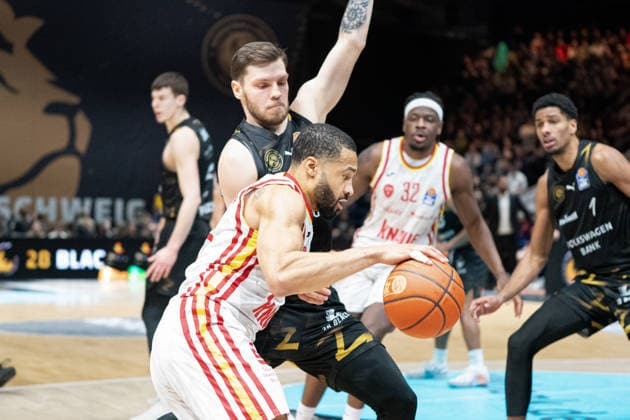 David Muenkat (Nr. 55 Wuerzburg Baskets) gegen Ferdinand Zylka (Nr. 6 Basketball Loewen Braunschweig) GER, Basketball Loewen Braunschweig gegen Wuerzburg Baskets, Basketball, easyCredit BBL, Spieltag 21, Spielzeit 2025 26, 18.02.2026 GER, Basketball Loewen Braunschweig gegen Wuerzburg Baskets, Basketball, easyCredit BBL, Spieltag 21, Spielzeit 2025 26, 18.02.2026 Braunschweig Copyright: xEibner-Pressefoto DanielxREINELTx EP_DRT