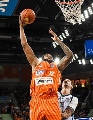 GER, BBL, ratiopharm Ulm vs EWE Baskets Oldenburg 18.02.2026, ratiopharm arena, Neu-Ulm, GER, BBL, ratiopharm Ulm vs EWE Baskets Oldenburg, im Bild Joel Soriano (Ulm, 12) setzt sich gegen Tomislav Zubcic (Oldenburg, 33) durch und punktet