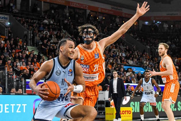 GER, BBL, ratiopharm Ulm vs EWE Baskets Oldenburg 18.02.2026, ratiopharm arena, Neu-Ulm, GER, BBL, ratiopharm Ulm vs EWE Baskets Oldenburg, im Bild Nicholas Tischler (Oldenburg, 11), Alec Anigbata (Ulm, 21)