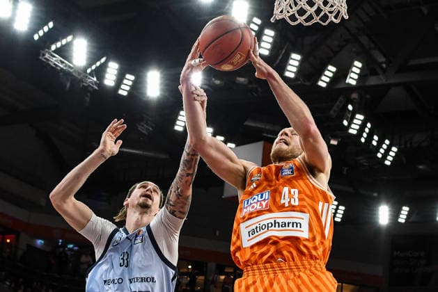 GER, BBL, ratiopharm Ulm vs EWE Baskets Oldenburg 18.02.2026, ratiopharm arena, Neu-Ulm, GER, BBL, ratiopharm Ulm vs EWE Baskets Oldenburg, im Bild Tomislav Zubcic (Oldenburg, 33), Christian Sengfelder (Ulm, 43)