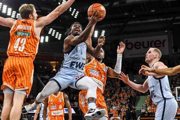 GER, BBL, ratiopharm Ulm vs EWE Baskets Oldenburg 18.02.2026, ratiopharm arena, Neu-Ulm, GER, BBL, ratiopharm Ulm vs EWE Baskets Oldenburg, im Bild Christian Sengfelder (Ulm, 43), Chris Clemons (Oldenburg, 3), Justin Simon (Ulm, 15), Seth Hinrichs (Oldenburg, 21)